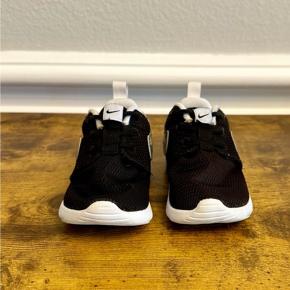 Nike Roshe Run Toddler size 7 Black Silver Sneakers EUC - Picture 2 of 6